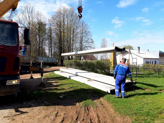 В д. Луньшино начались подготовительные работы к ремонту ЛЭП..